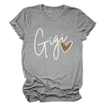 Detail eines grauen T-Shirts mit Gigi-Schriftzug und Herzmuster im Leoparden-Look - S / Dunkelgrau (Weißen Text)
