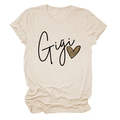 Detailansicht des Gigi-Schriftzugs und Leoparden-Herzprints auf beige Baumwoll-T-Shirt - S / Sand (Schwarzer Text)