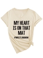 Détail du t-shirt beige à col en V avec imprimé MY HEART IS ON THAT MAT et nœud à l'ourlet - S / Sable (Police Noire)