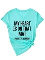 Détail du t-shirt vert menthe à col en V avec imprimé My Heart Is On That Mat pour femme - S / Bleu Eau Profonde (Police Noire)