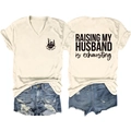 Dettaglio della maglietta con scollo a V e stampa sul retro Raising My Husband Is Exhausting - S / Sabbia