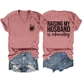 T-shirt rose col en V avec Wife Life et Raising My Husband Is Exhausting imprimé - Or Rose (Police Noire)