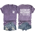 T-shirt col en V pour femmes avec imprimé Raising My Husband Is Exhausting violet - Violet (Police Blanche)