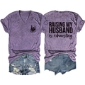 Détail du T-shirt col V Raising My Husband is Exhausting et de son short en jean - Violet (Police Noire)