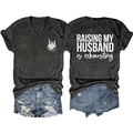 Vue détaillée du t-shirt gris col en V avec slogan 'RAISING MY HUSBAND' imprimé au dos - Gris Chiné Noir