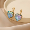 Détail de boucles d'oreilles cœur en cristal aurore boréale avec attaches dorées - Bleu Aurore