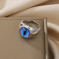 Nahaufnahme eines Teufelsaugen-Rings aus Silberlegierung mit lila Stein auf Leder - Silber Blau Schlitzpupille