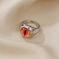 Nahaufnahme eines Siegelrings aus Silber mit rotem Drachenauge auf Seidenhintergrund - Silber Rot Schlitzpupille