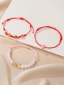 Dettaglio di bracciali regolabili con ciondolo a cuore, finte perle e perline XOXO - Set 3 pezzi XOXO