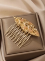 Détail d'un peigne doré avec feuilles ajourées, fleurs en émail rose et perles - Feuille