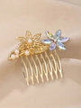 Détail d'un peigne à cheveux doré avec des strass scintillants et des perles - Fleur Marquise