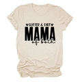 Détail de l'imprimé graphique glitter & dirt mama sur un t-shirt en coton beige - Sable (Lettres Noires)