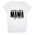 Gros plan sur l'imprimé GLITTER & DIRT MAMA of both sur un t-shirt en coton blanc - Blanc (Lettres Noires)