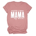 Détail de l'inscription Glitter and Dirt Mama of Both sur le t-shirt rose poudré - Or Rose (Lettres Blanches)