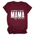Détail du t-shirt bordeaux avec imprimé Glitter and Dirt Mama of Both en blanc - Rouge Vin (Lettres Blanches)