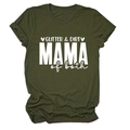 Détail de l'imprimé GLITTER & DIRT MAMA sur le tissu en coton d'un t-shirt vert olive - Vert Armée (Lettres Blanches)