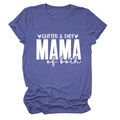 Vue détaillée du t-shirt violet Glitter & Dirt Mama avec texte blanc et manches - Bleu Vintage (Lettres Blanches)