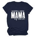 Détail de l'imprimé blanc glitter and dirt mama sur un t-shirt bleu marine à manches courtes - Bleu Marine (Lettres Blanches)