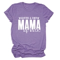 Gros plan sur l'imprimé GLITTER & DIRT MAMA of both sur le tissu de T-shirt coton violet - Violet (Lettres Blanches)