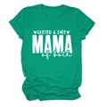 Détail des manches roulées et imprimé blanc GLITTER & DIRT MAMA sur t-shirt vert - Vert Foncé (Lettres Blanches)