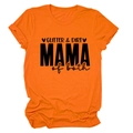 Gros plan sur l'imprimé Glitter & Dirt Mama of Both sur un t-shirt en coton orange vif - Orange (Lettres Noires)