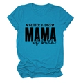 Détail de l'inscription Glitter Dirt Mama of Both sur un t-shirt en coton bleu aux manches - Bleu Lac (Lettres Noires)