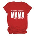 Détail du t-shirt rouge en coton avec texte imprimé Glitter and Dirt Mama of both - Rouge (Lettres Blanches)