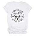 Detail eines weißen Baumwoll-T-Shirts mit Berg-Wald-Print und Reise-Slogan - Weiß (Schwarzer Text)
