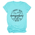 Detailaufnahme von Berg- und Baum-Siebdruck auf einem hellblauen Baumwoll-T-Shirt - Tiefwasserblau (Schwarzer Text)