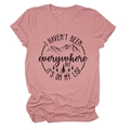 Detailansicht des staubrosafarbenen T-Shirts mit Berglandschaft und Reisezitat - Roségold (Schwarzer Text)