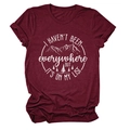 Detailansicht eines weinroten T-Shirts mit weißem Berggrafik-Druck und Reisespruch - Weinrot (Weißen Text)