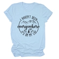 Nahaufnahme von hellblauem Baumwoll-T-Shirt mit Bergwald-Grafiken und Zitat-Aufdruck - Hellblau (Schwarzer Text)