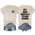 Detail van katoenen T-shirt met My Son Works From Home print en gescheurde denim shorts - S / Tops / Zand (Zwarte Print)