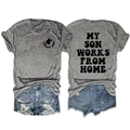 Detail van een grijs T-shirt met My Son Works From Home print en denim shorts - S / Tops / Donkergrijs (Zwarte print)