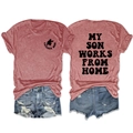 Detail achteraanzicht van steenrood t-shirt met tekst My Son Works From Home ontwerp - S / Tops / Roségoud