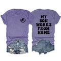 Paars T-shirt met ronde hals met My Son Works From Home tekst en Catcher Mom print - S / Tops / Paars (Zwarte print)