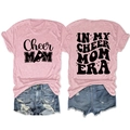 T-shirt rose Cheer Mom et short en jean montrant l'imprimé recto et verso à plat - Rose (Texte Noir)