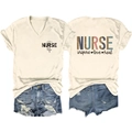 Flachbild eines beigen Krankenschwester-T-Shirts mit Leopardenprint und Used-Look Jeansshorts - S / Sandfarben