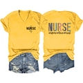 Gelbes V-Ausschnitt Nurse Life T-Shirt mit blauen destroyed Denim-Shorts Vorder- und Rückansicht - S / Gelb