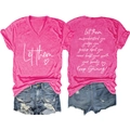 Mise à plat de t-shirt rose à col en V avec texte imprimé et short en jean déchiré - Rose Rouge (Police Blanche)
