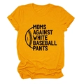 Dettaglio della t-shirt gialla con stampa dello slogan Moms Against White Baseball Pants - S / Giallo Senape (Testo Nero)