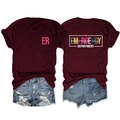 Détail du t-shirt bordeaux avec imprimé ER et design Emergency Department au dos - Rouge Vin (Graphique Blanc)