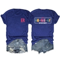 Détail du logo Emergency Department sur t-shirt bleu marine et short en jean déchiré - Bleu Rétro (Graphique Blanc)
