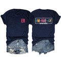 Détail du t-shirt bleu marine avec imprimé Emergency Department et logo ER sur la poitrine - Bleu Marine (Graphique Blanc)