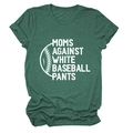 T-shirt vert foncé posé à plat avec imprimé Moms Against White Baseball Pants en blanc - Vert Rétro (Texte Blanc)