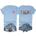 Détail du dos du t-shirt Emergency Department avec imprimé arc-en-ciel et short en jean - Bleu Clair (Graphique Noir)