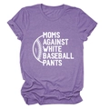 Vue détaillée à plat d'un t-shirt violet avec texte MOMS AGAINST WHITE BASEBALL PANTS - Violet (Texte Blanc)