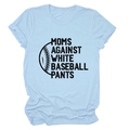 Gros plan d'un t-shirt en coton bleu clair avec texte Moms Against White Baseball Pants - Bleu Clair (Texte Noir)