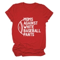 Détail d'un t-shirt rouge en coton avec le slogan graphique Moms Against White Baseball Pants - Rouge (Texte Blanc)