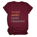 Detail der bunten weird aunts build character Schrift auf einem weinroten Rundhals-T-Shirt - S / Oberteile / Burgunderrot